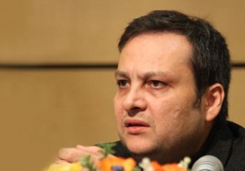 20111123101425gb-20111122125254cb-سید-علی-میرفتاح-سخنران-کارگاه-آموزشی-طنز